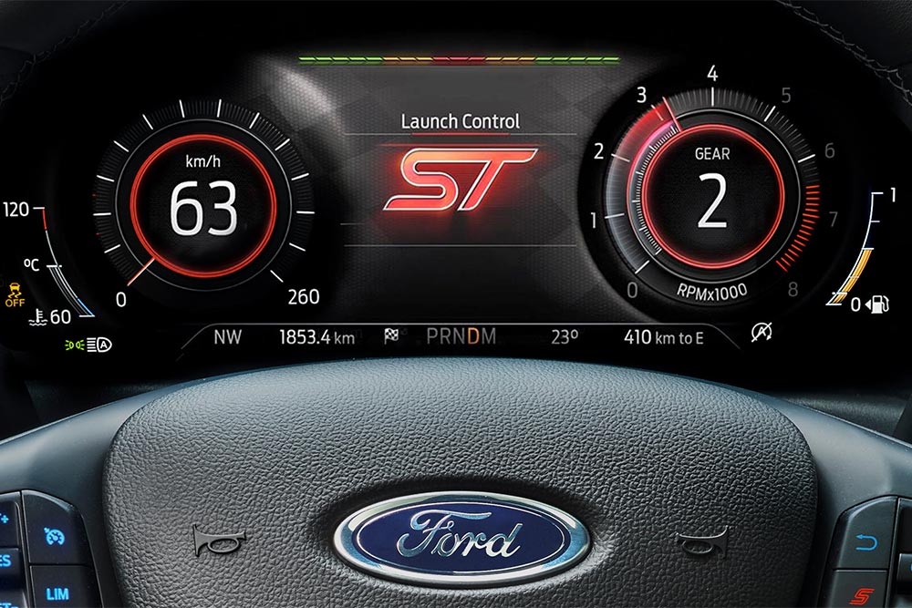 Ford Focus ST in Grün. Detailansicht des Innenraums: Lenkrad und Geschwindigkeitspanel.