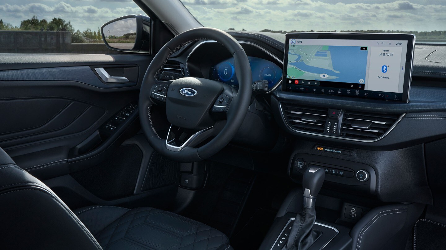 Ford Focus. Innenraum Ansicht mit Blick auf Lenkrad, Schaltknopf und Ford SYNC Display