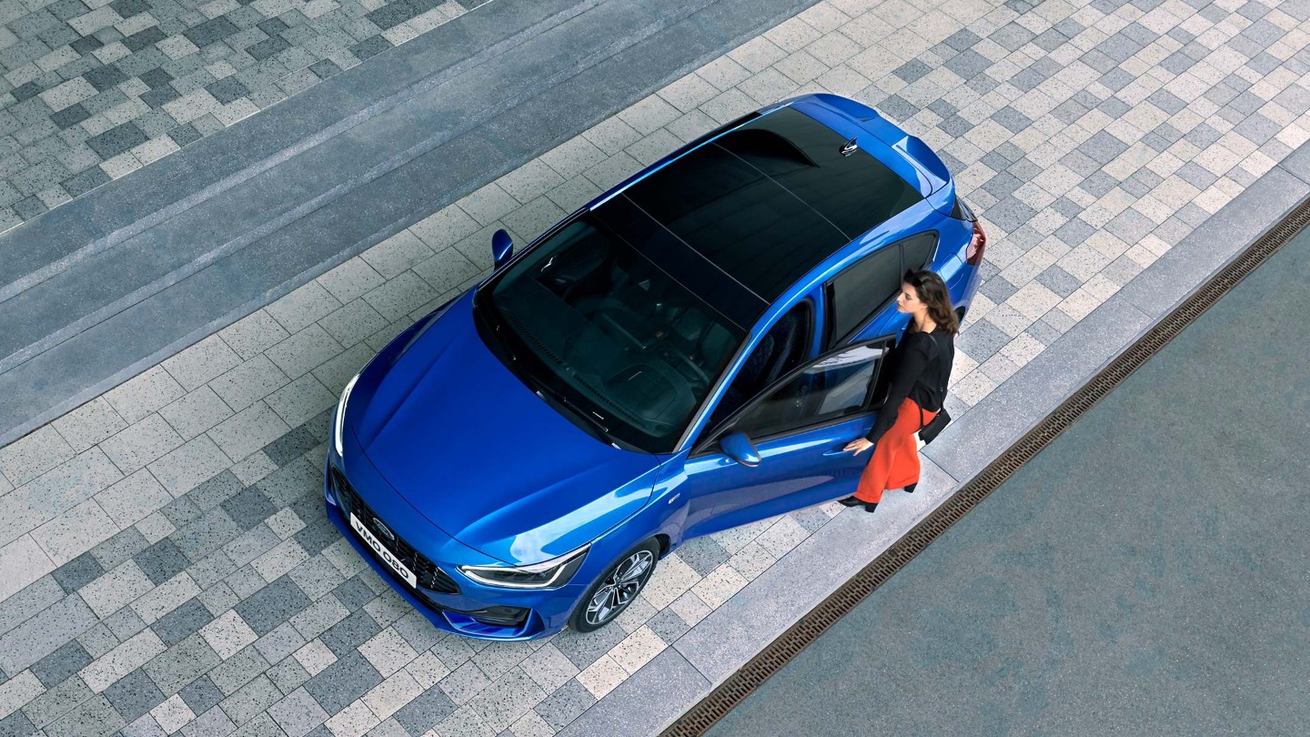 Ford Focus in Blau. Ansicht von oben mit Blick auf das Panorama Schiebedach.