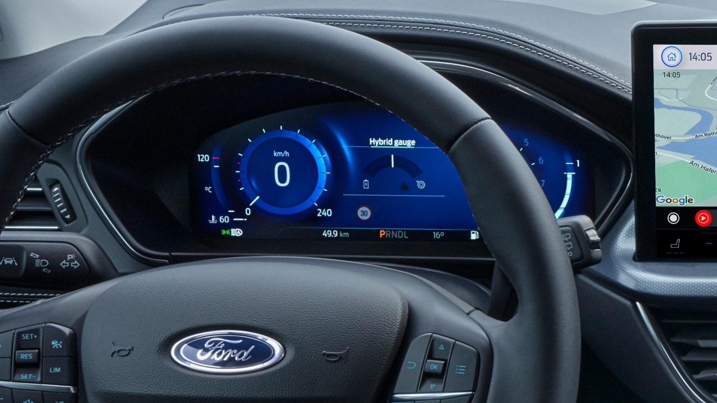 Ford Focus Innenraum. Detailansicht des Lenkrads und der digitalen Instrumententafel.