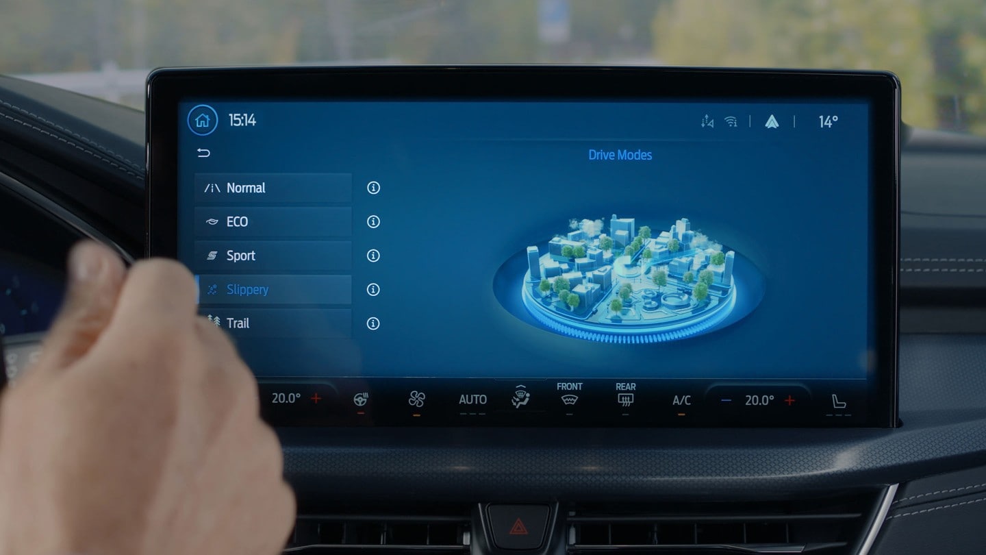 Ford Focus Innenraum. Detailansicht von Ford SYNC 4 mit verschiedenen Fahrmodi