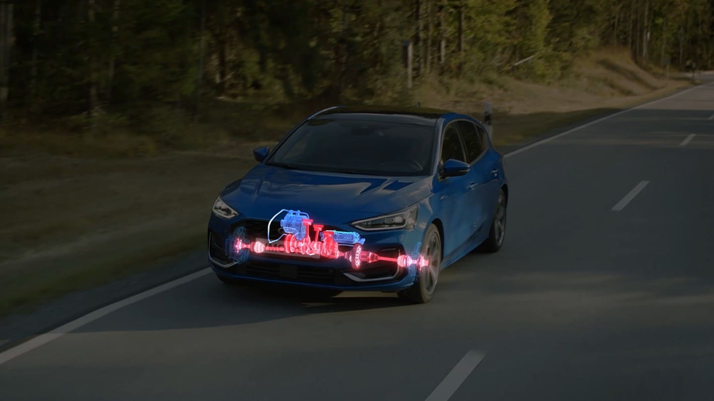 Ford Focus in Blau. Frontansicht, auf einer Landstraße fahrend. Visualisierung des EcoBoost Mild-Hybrid-Antriebs.