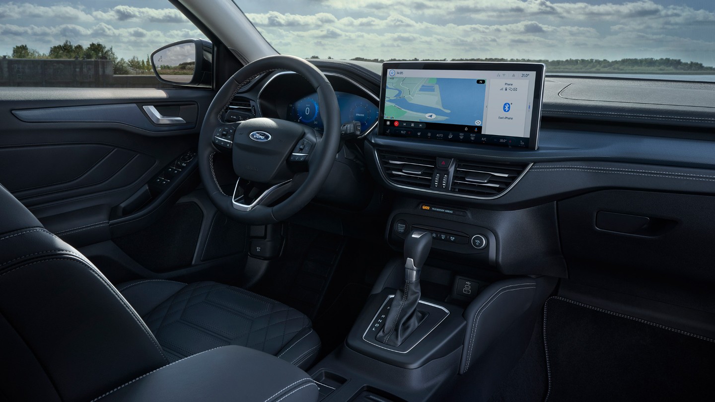 Ford Focus Innenraum. Ansicht des Cockpits mit Lenkrad, Schaltknauf und Ford SYNC 4.