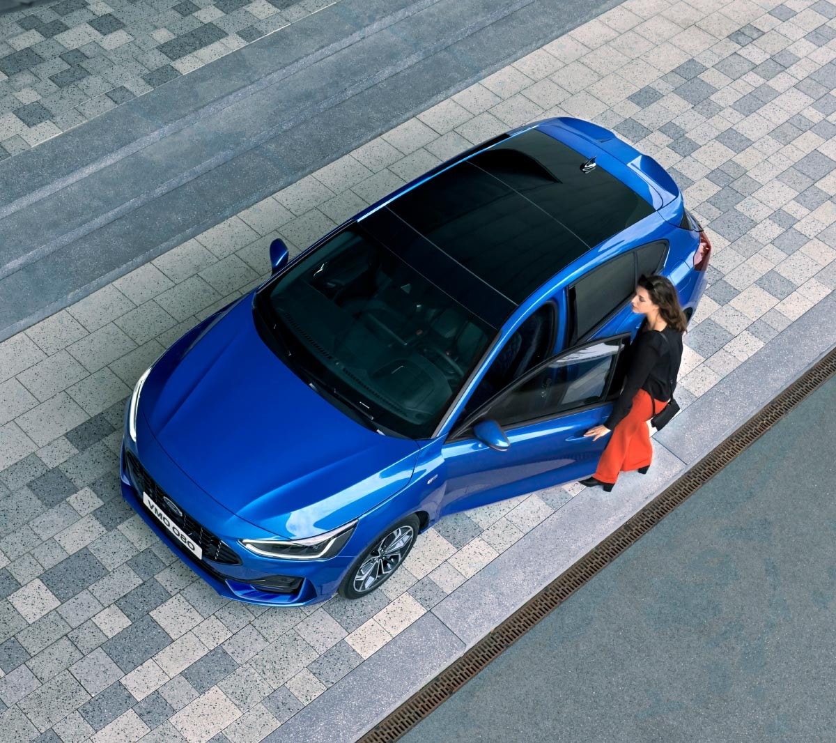 Ford Focus in Blau. Ansicht von oben auf das Panorama Schiebedach.