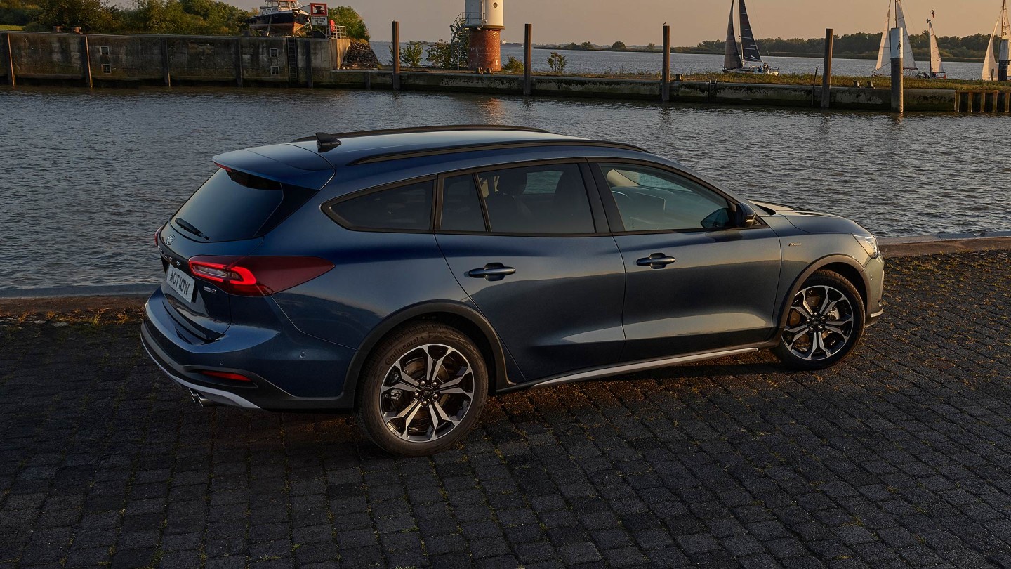 Ford Focus Active Seitenansicht, vor einem See parkend bei Dunkelheit. 