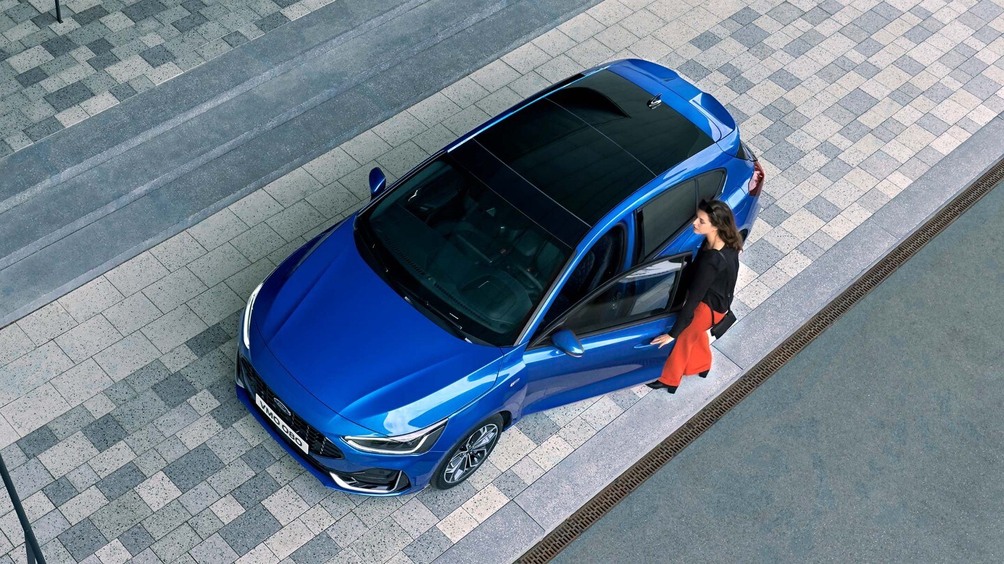 Ford Focus in Blau. Ansicht von oben mit Blick auf das Panorama Schiebedach.