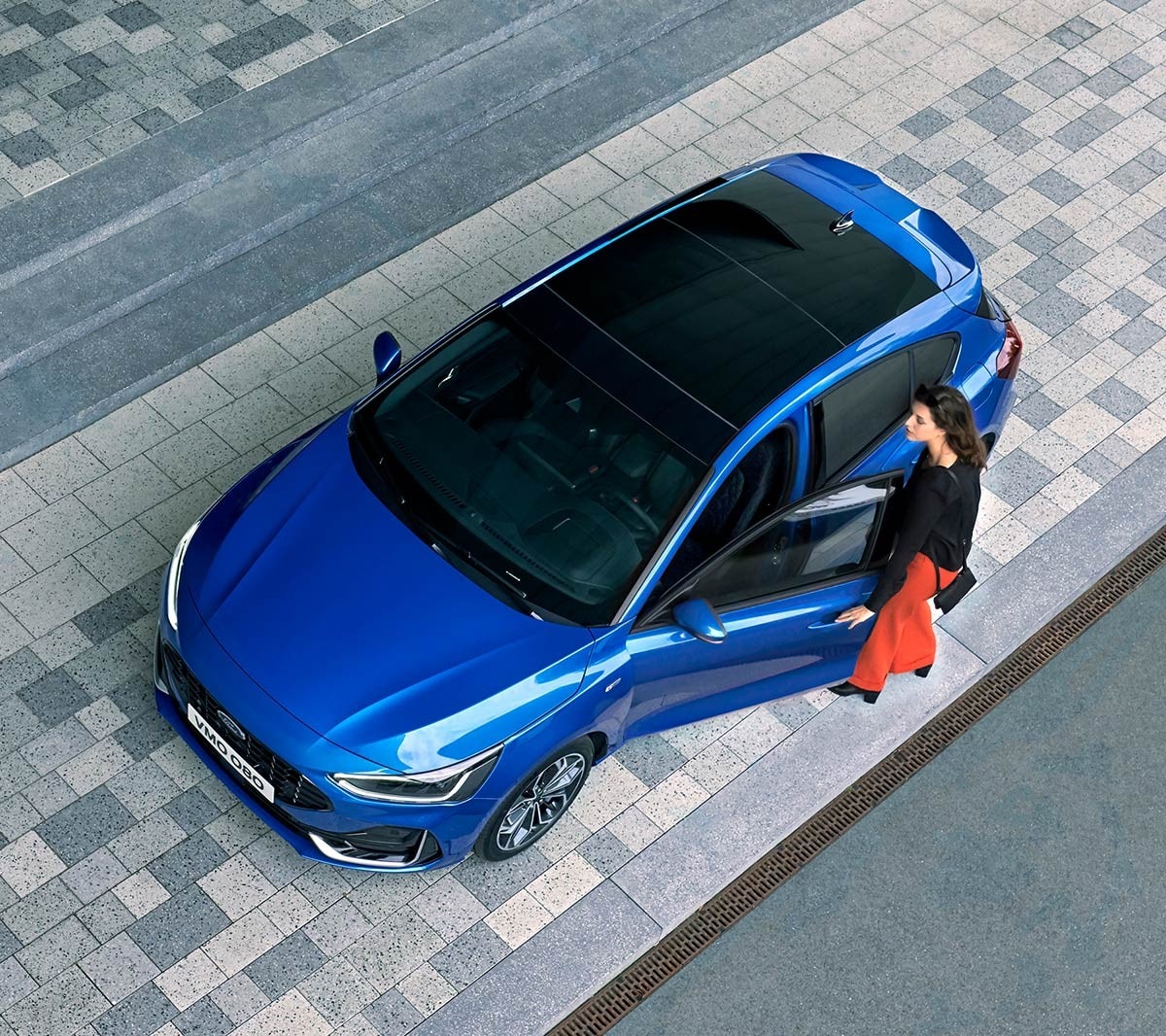 Ford Focus in Blau. Ansicht von oben auf das Panorama Schiebedach.