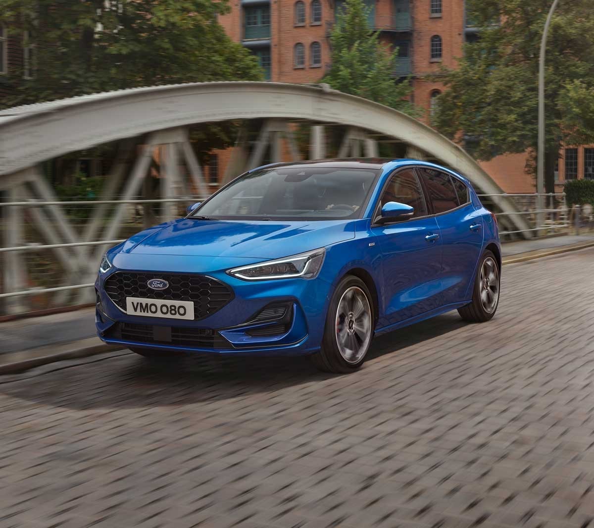 Ford Focus ST-Line in Blau. Frontansicht, über eine Brücke fahrend.