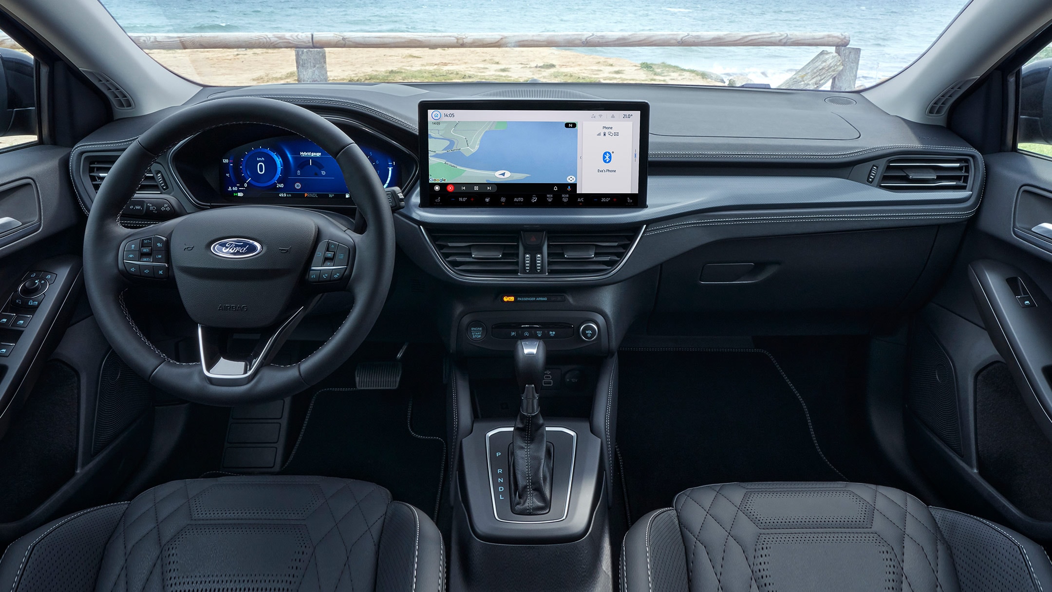 Ford Focus Innenraum. Ansicht des Cockpits mit Lenkrad, Schaltknauf und Ford SYNC 4.