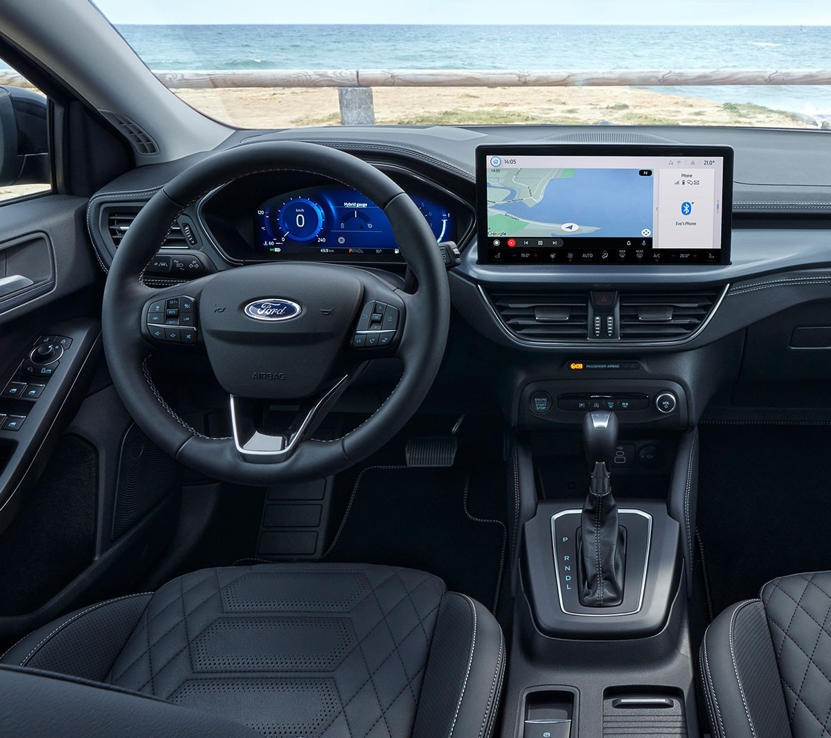 Ford Focus Innenraum. Ansicht des Cockpits mit Lenkrad, Schaltknauf und Ford SYNC 4.