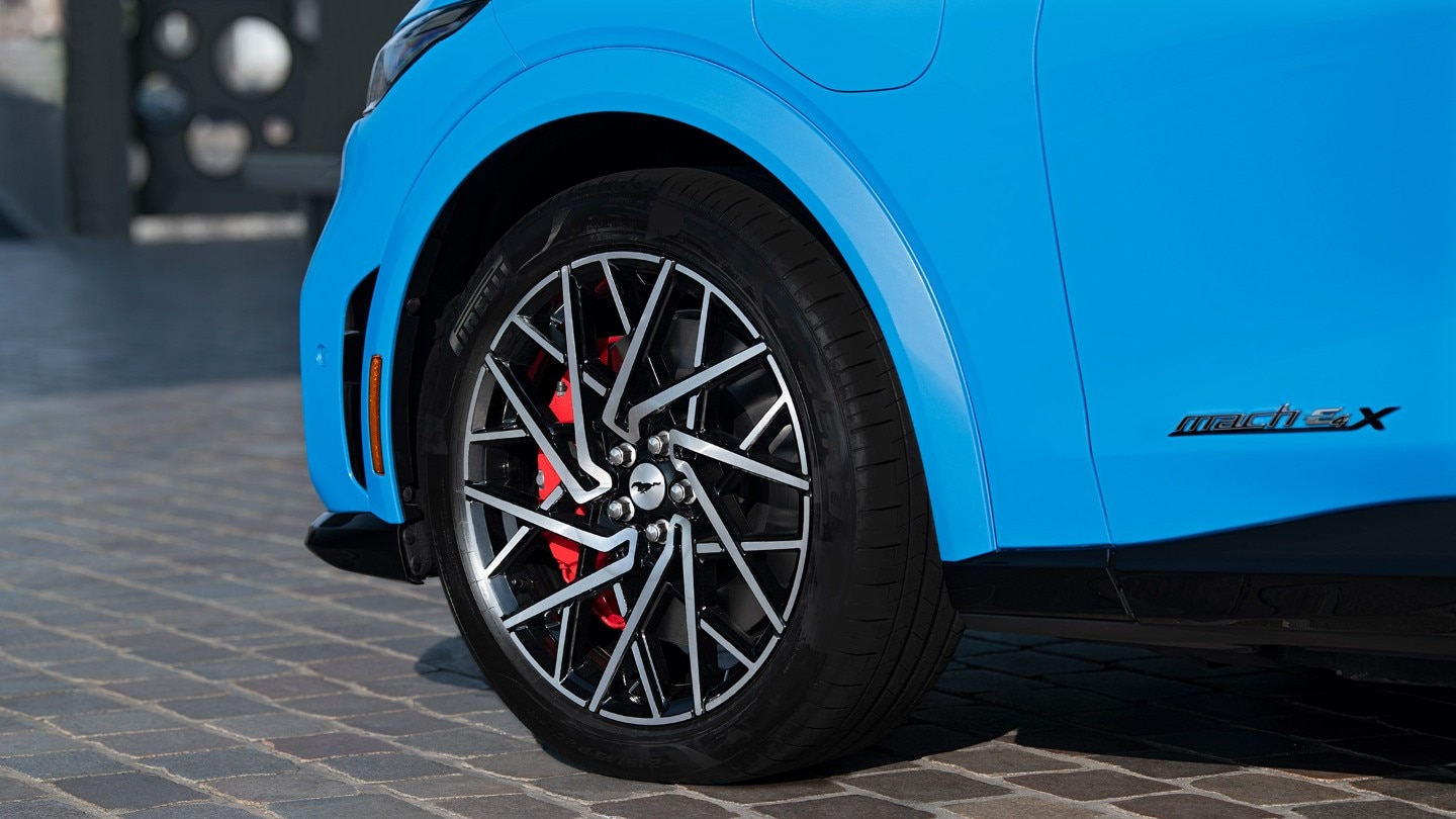 Ford Mustang Mach-E GT in Blau. Detailansicht der Brembo Bremsen.
