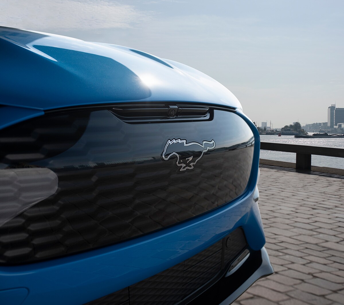 Ford Mustang Mach-E GT in Blau. Frontansicht, Blick auf das Mustang Pony.