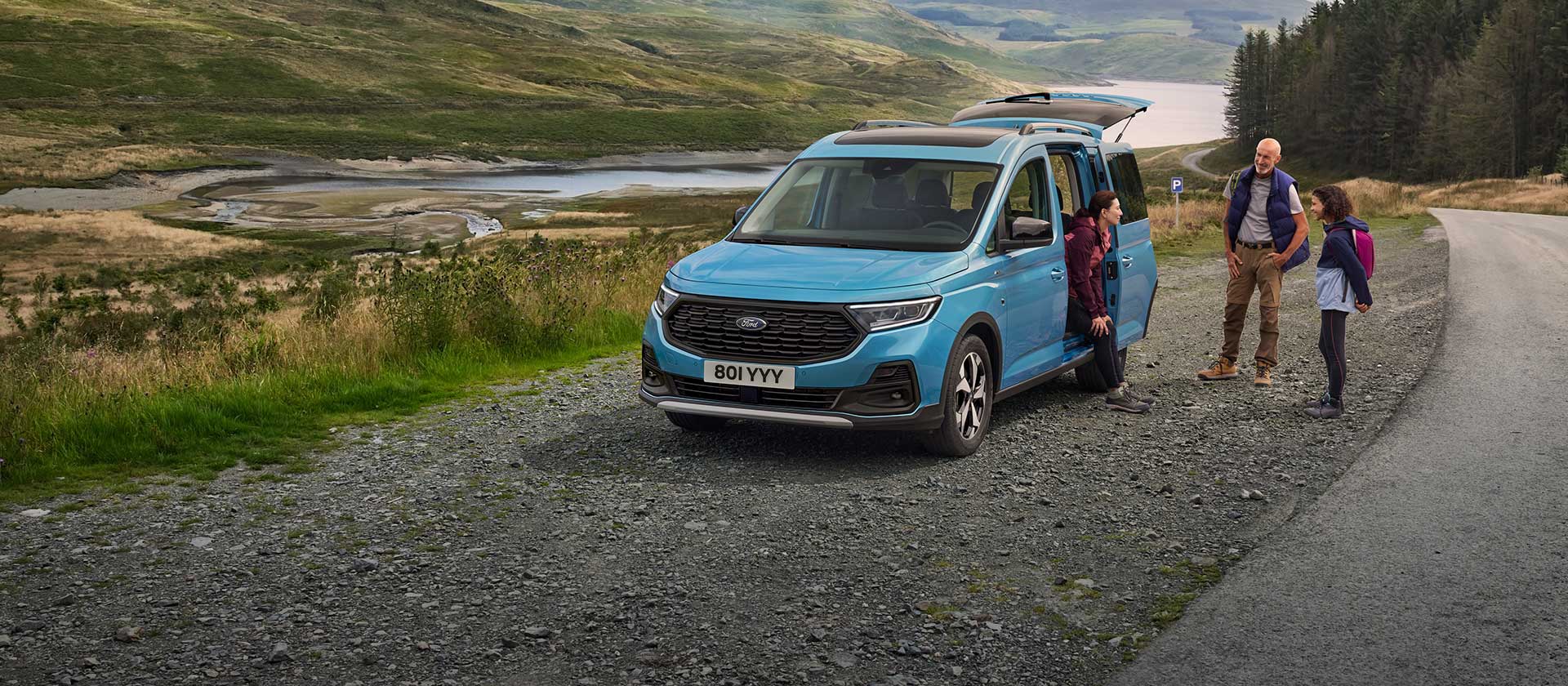 Ford Tourneo Connect in Blau, parkend in der Natur neben einem Fluss. Eine Familie unterhält sich bei dem Fahrzeug.  