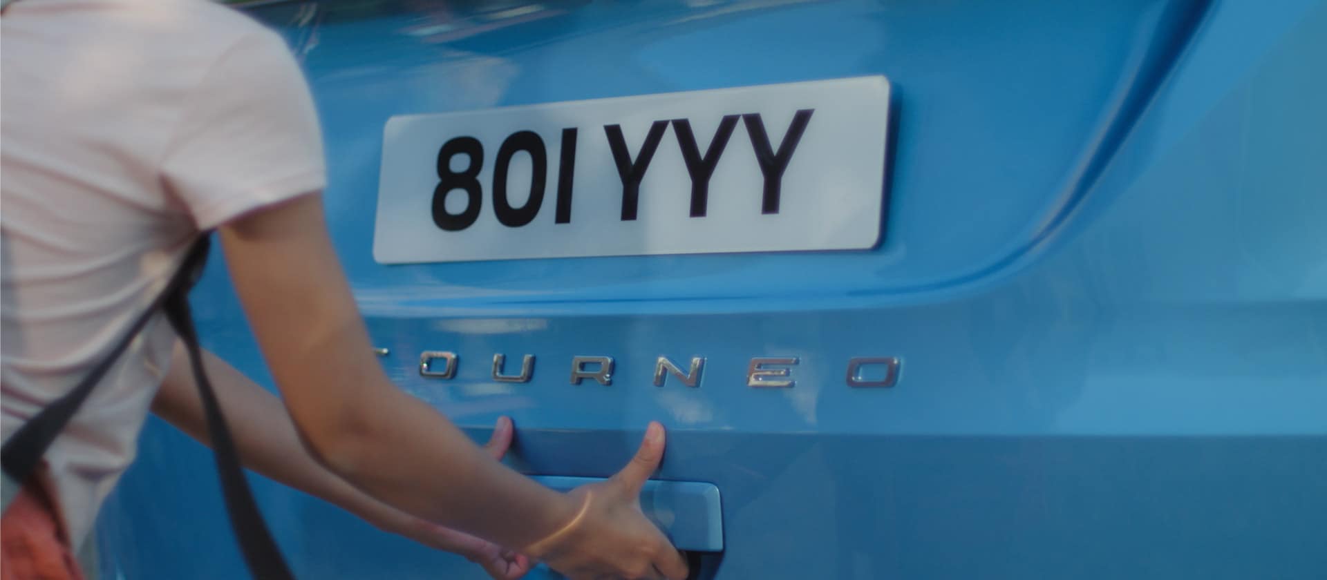 Ford Tourneo Connect in Blau. Detailansicht der Hecktür, die geschlossen wird.