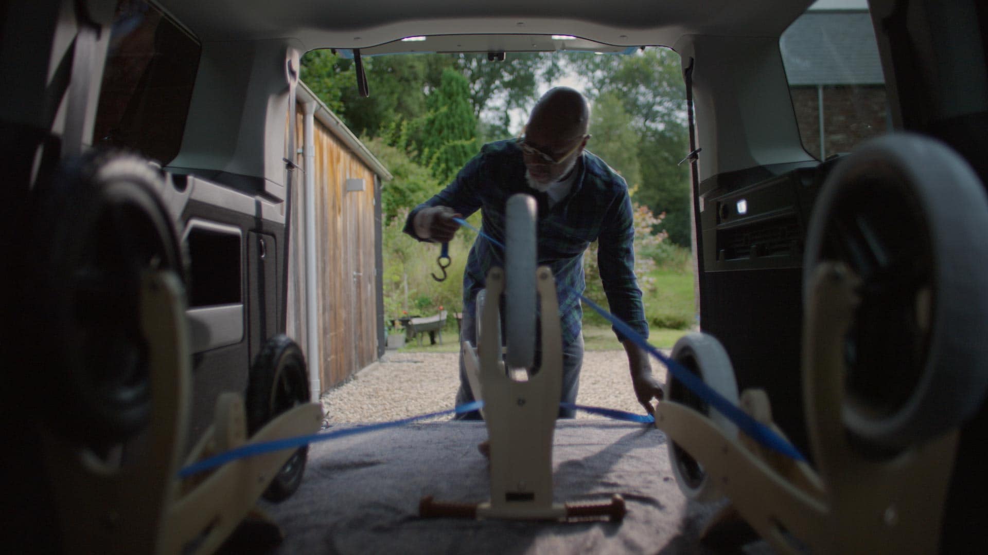 Ford Tourneo Connect Innenraum. Blick von Fahrerkabine in den beladenen Gepäckraum