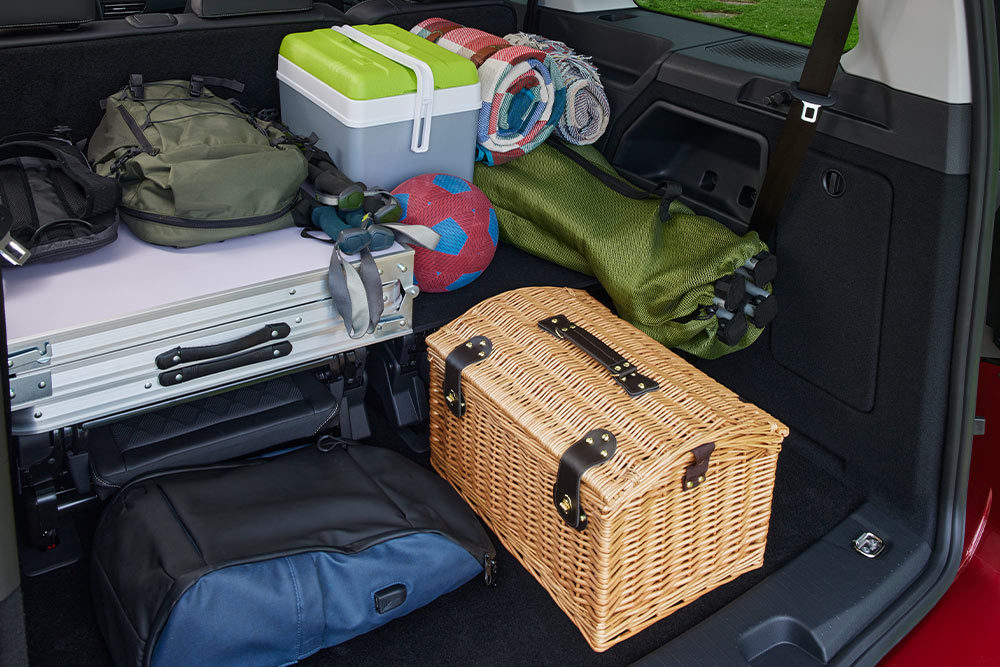 Ford Tourneo Connect in Rot.  Heckansicht mit Blick in den beladenen Gepäckraum.