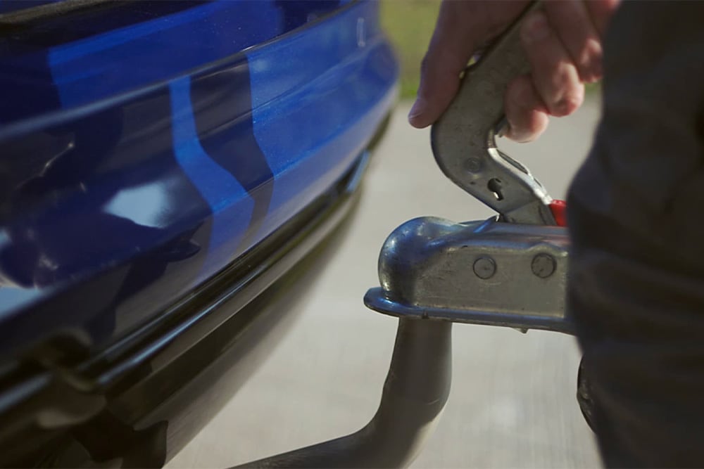 Ford Tourneo Connect in Blau. Detailansicht Anhängekupplung.