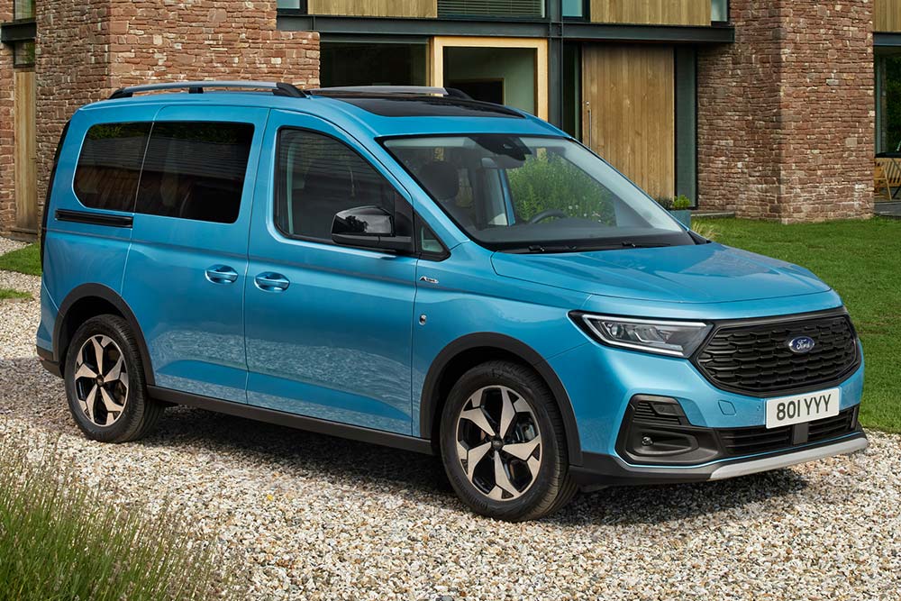 Ford Tourneo Connect in Blau. Dreiviertelansicht, parkt auf Kiesweg vor einem Wohnhaus.