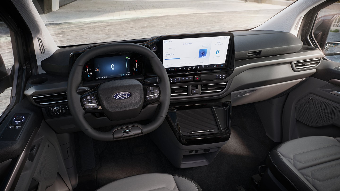 Ford Tourneo Custom Innenraum. Detailansicht Vordersitze und Armaturenbrett aus Sicht des Fahrers