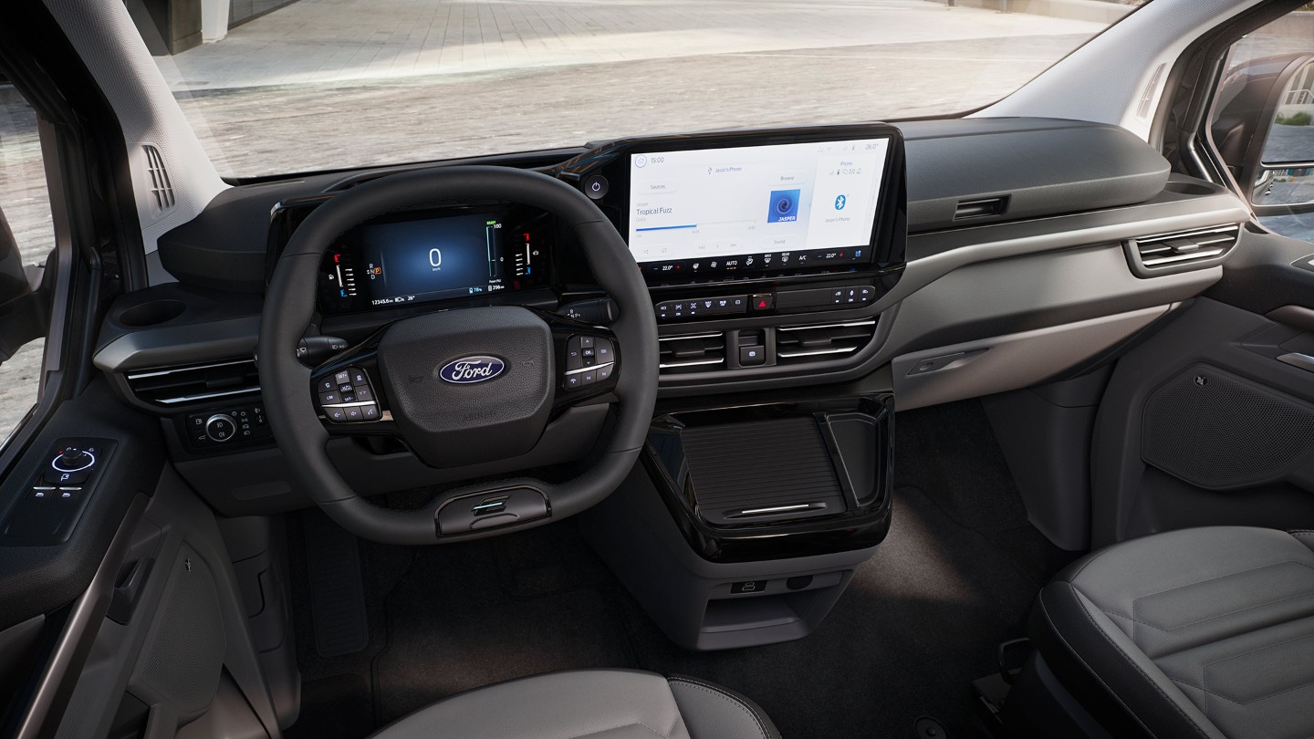 https://www.ford.at/content/dam/guxeu/rhd/central/cars/2022-V710-tourneo-custom/future-vehicle/features/ford-tourneo-eu-1165_Ford_V710_Shot05_TitaniumX_Int_IP_COMP_v03b-16x9-2160x1215.jpg.renditions.original.png