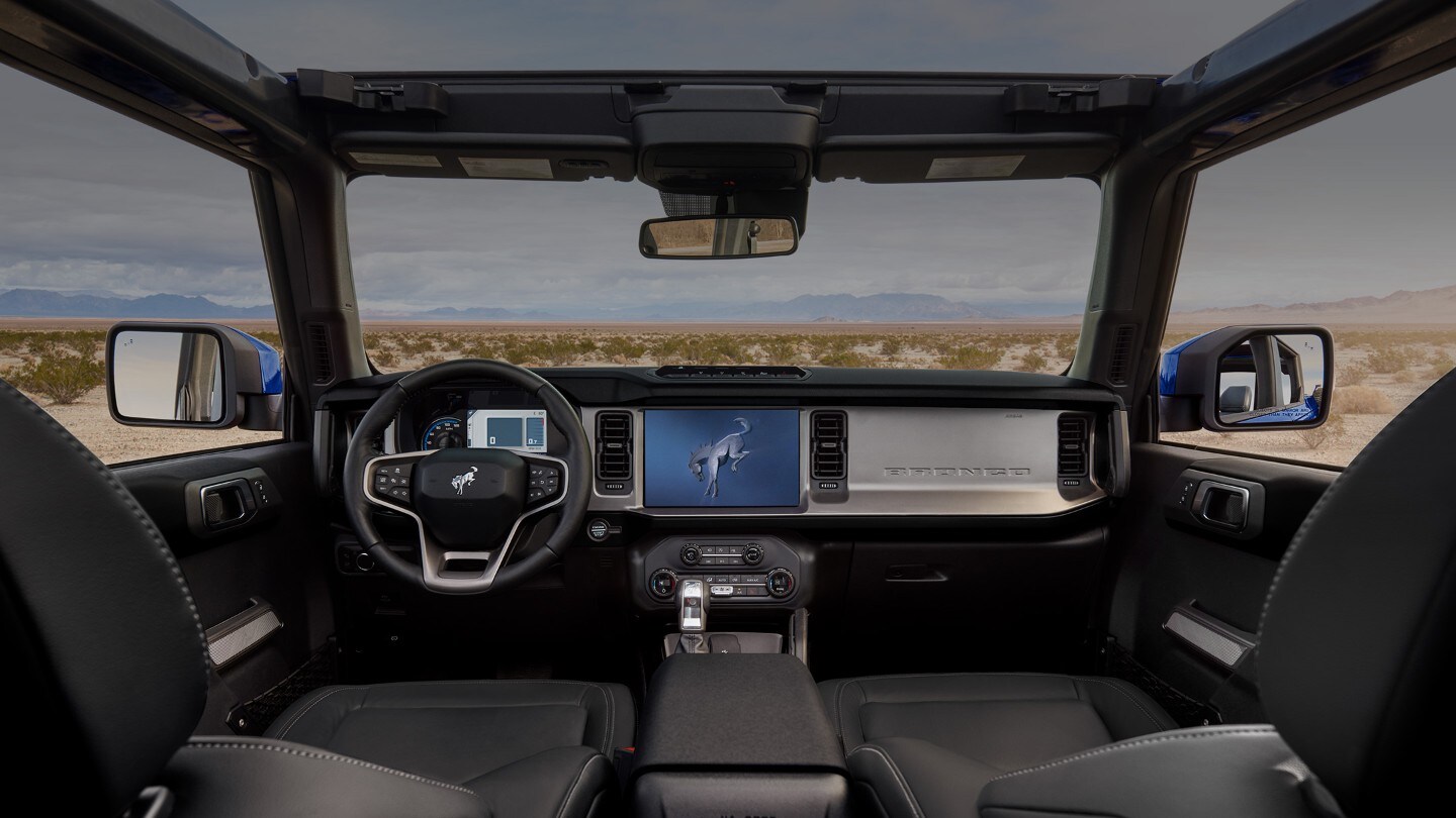 Ford Bronco Innenraum. Detailansicht des Cockpits mit Lenkrad und Ford SYNC 4.