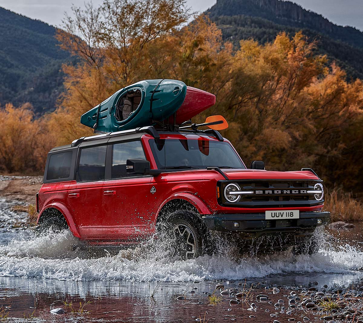 Ford Bronco in Rot. Frontansicht mit Blick auf die Frontscheinwerfer.