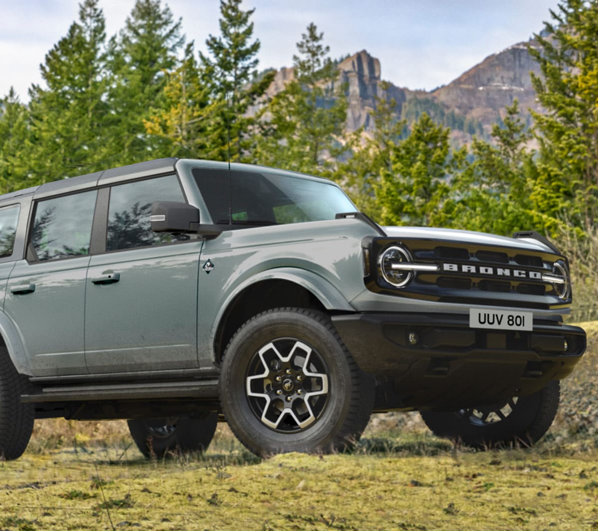 Ford Bronco in Grau. Frontansicht, fahrend in der Natur.