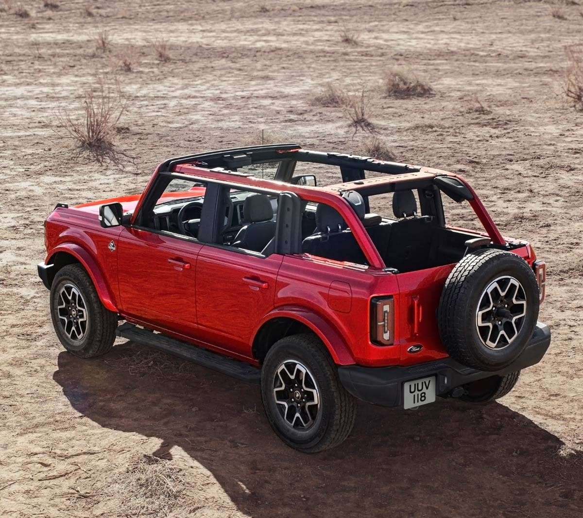 Ford Bronco in Rot. Heckansicht, parkend in der Wüste.