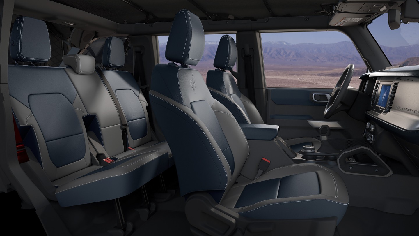 Ford Bronco Innenraum. Detailansicht des Cockpits und der Sitze.