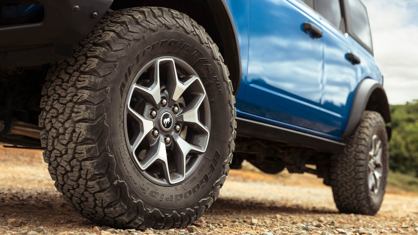 Ford Bronco in Blau. Detailansicht der Vorder- und Hinterräder