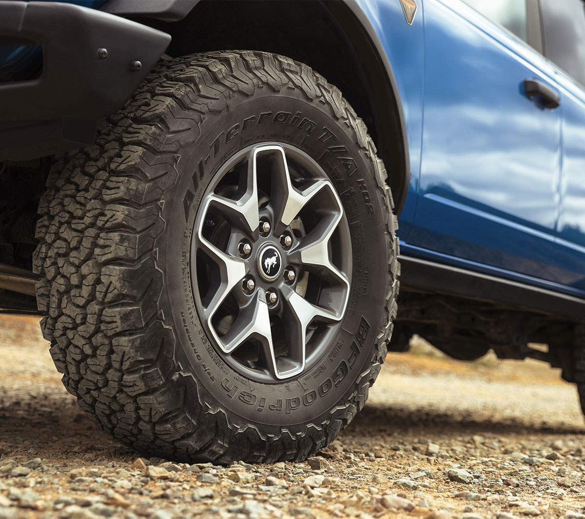 Ford Bronco in Blau. Detailansicht des Reifen und der Felge