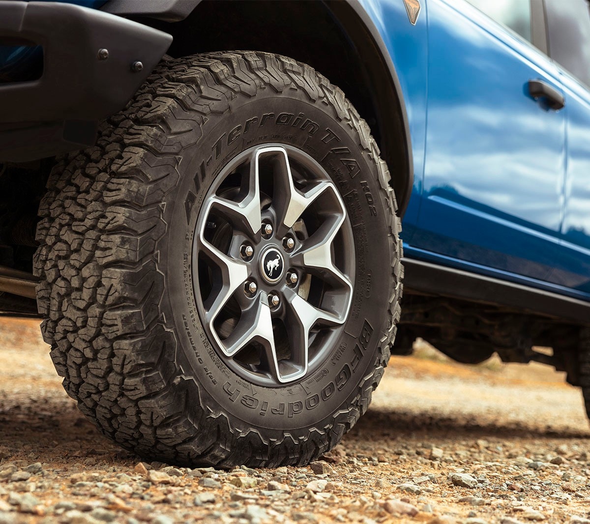 Ford Bronco in Blau. Detailansicht des Reifen und der Felge