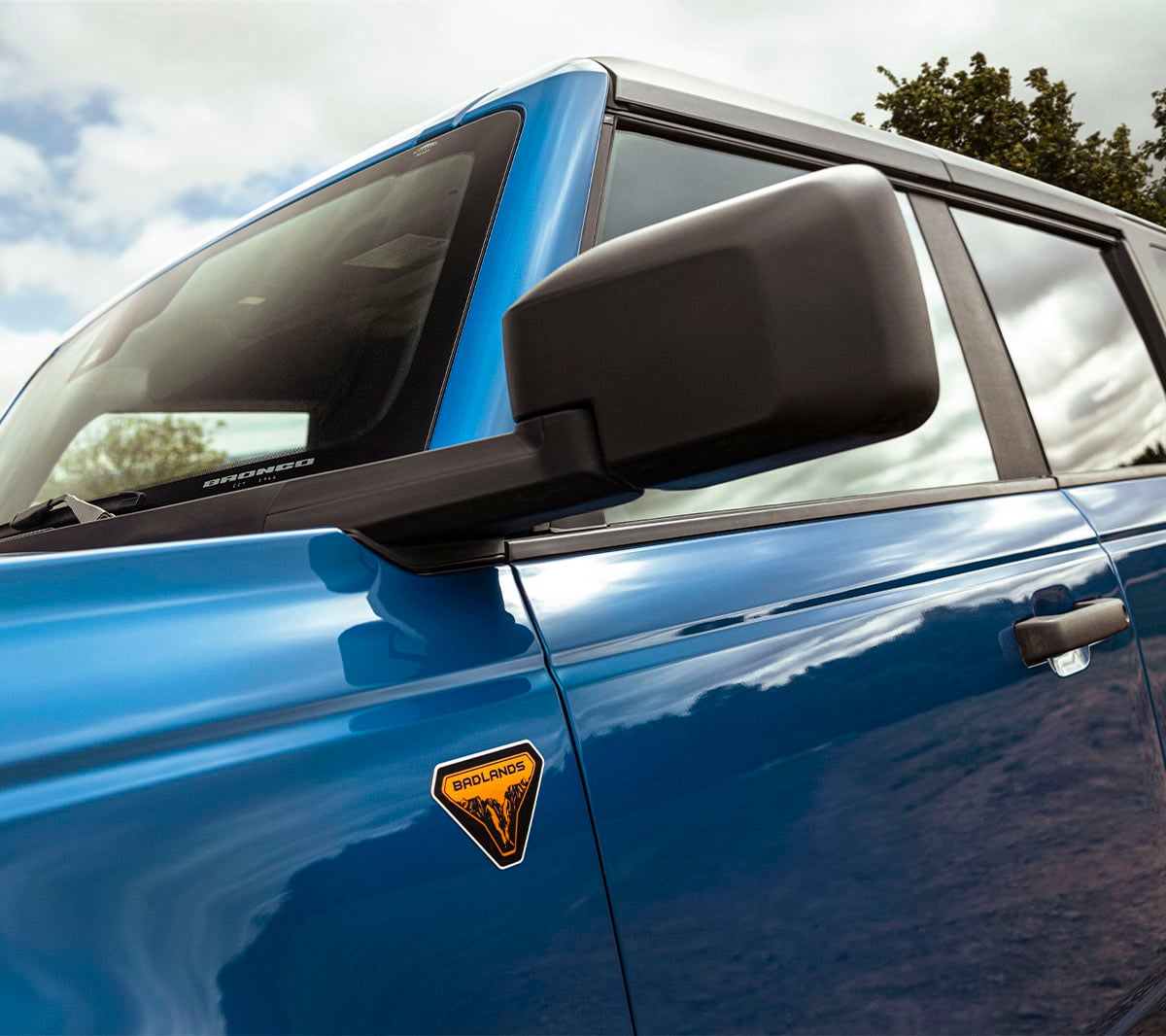 Ford Bronco in Blau. Detailansicht Frontpartie