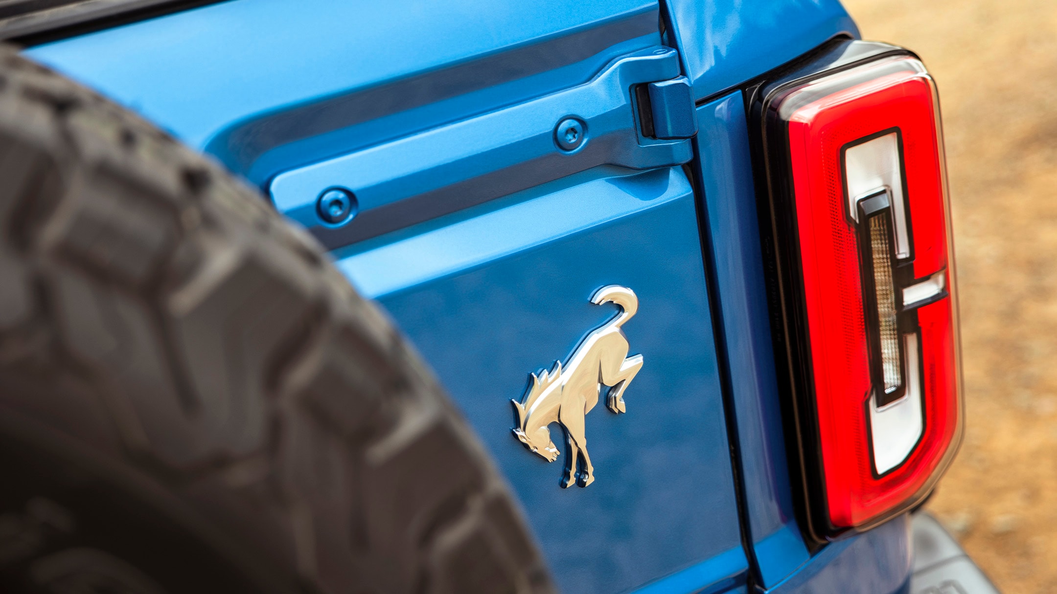 Ford Bronco in Blau. Detailansicht der Heckpartie, Rückleuchten und des Emblems