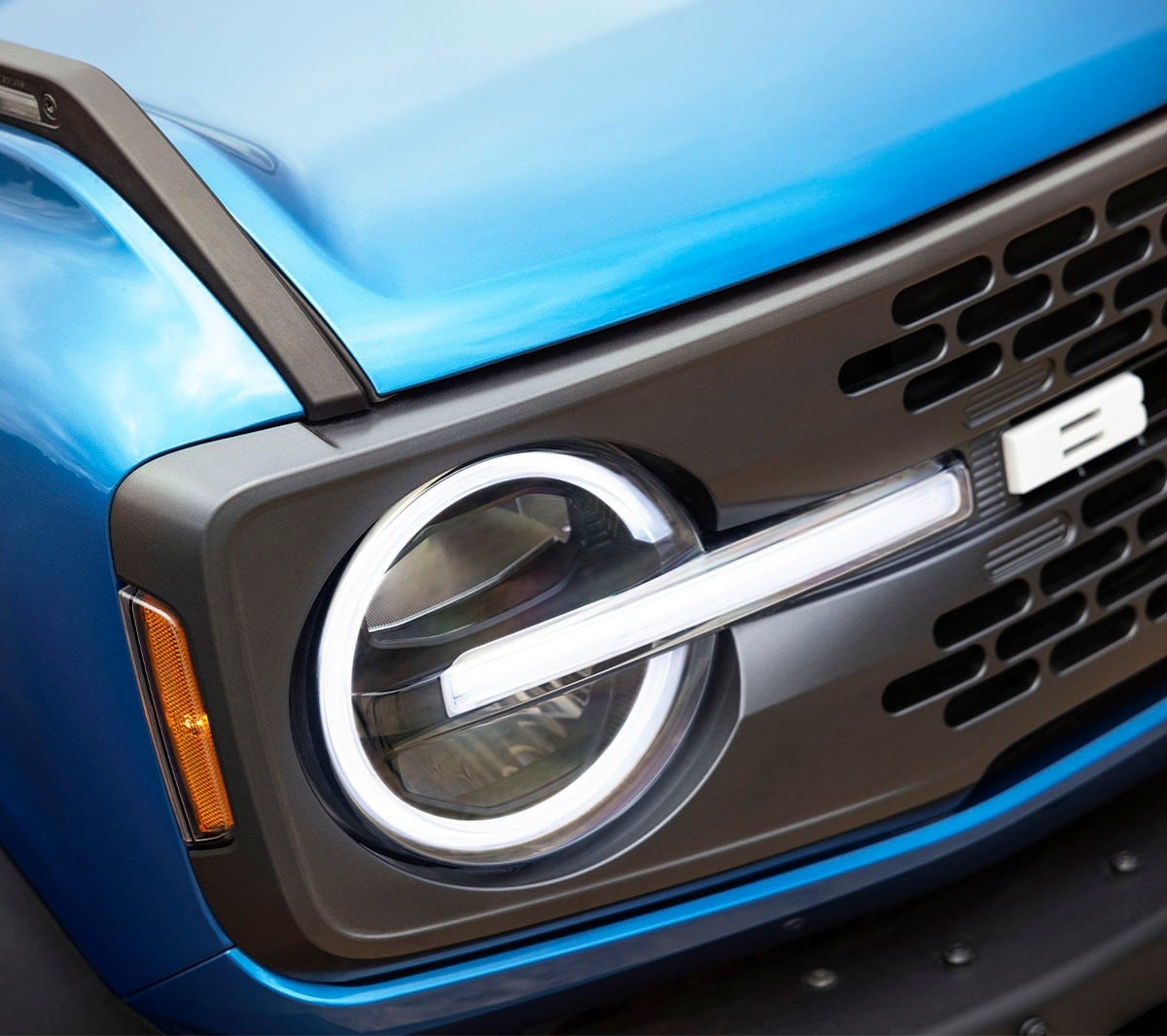 Ford Bronco in Blau. Detailansicht der Frontpartie und der Scheinwerfer