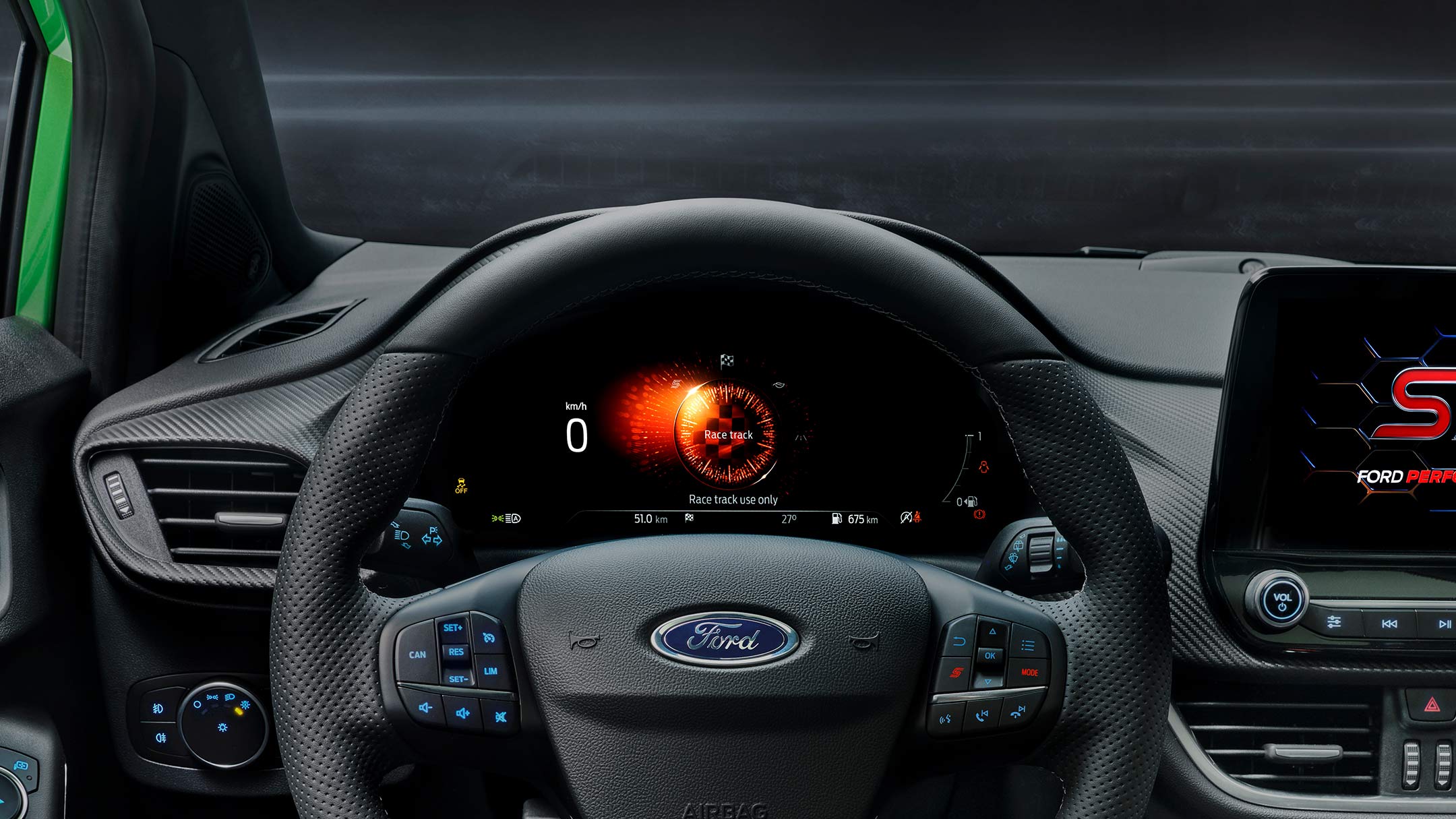 Ford Fiesta ST Innenraum. Detailansicht auf das Lenkrad und digitale Instrumententafel.