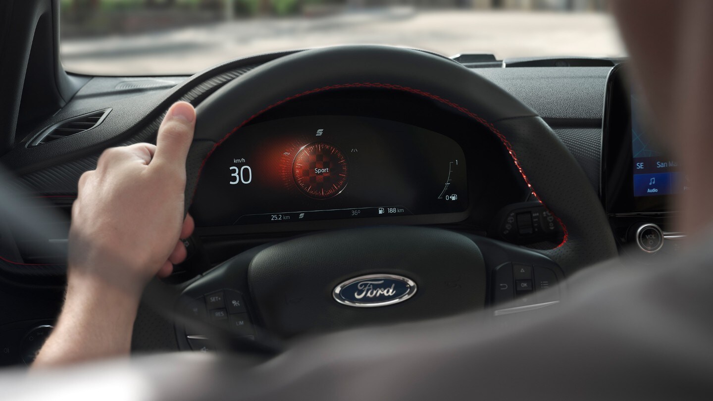 Ford Fiesta ST Innenraum. Detailansicht Lenkrad und digitale Instrumententafel.