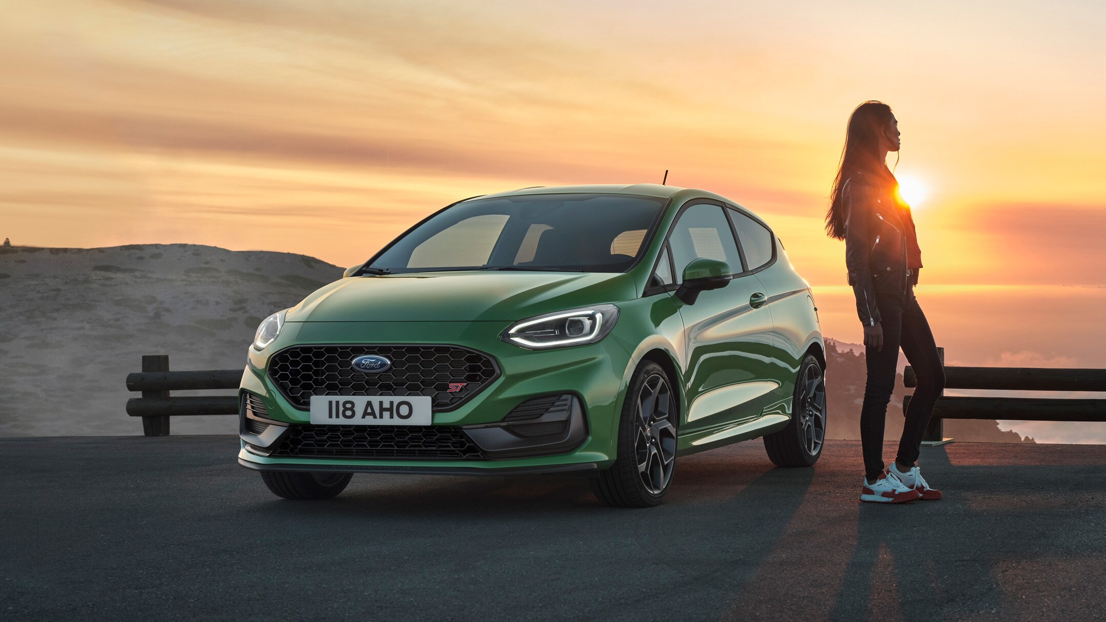 Ford Fiesta ST in Grün. Frontansicht, parkend auf einem Parkplatz.