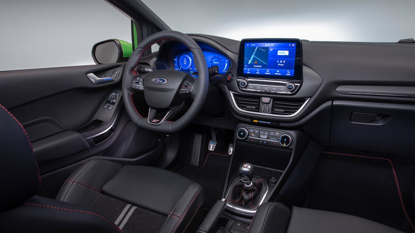 Ford Fiesta ST Innenraum. Detailansicht Cockpit mit Lenkrad, Schaltknauf und digitaler Instrumententafel.