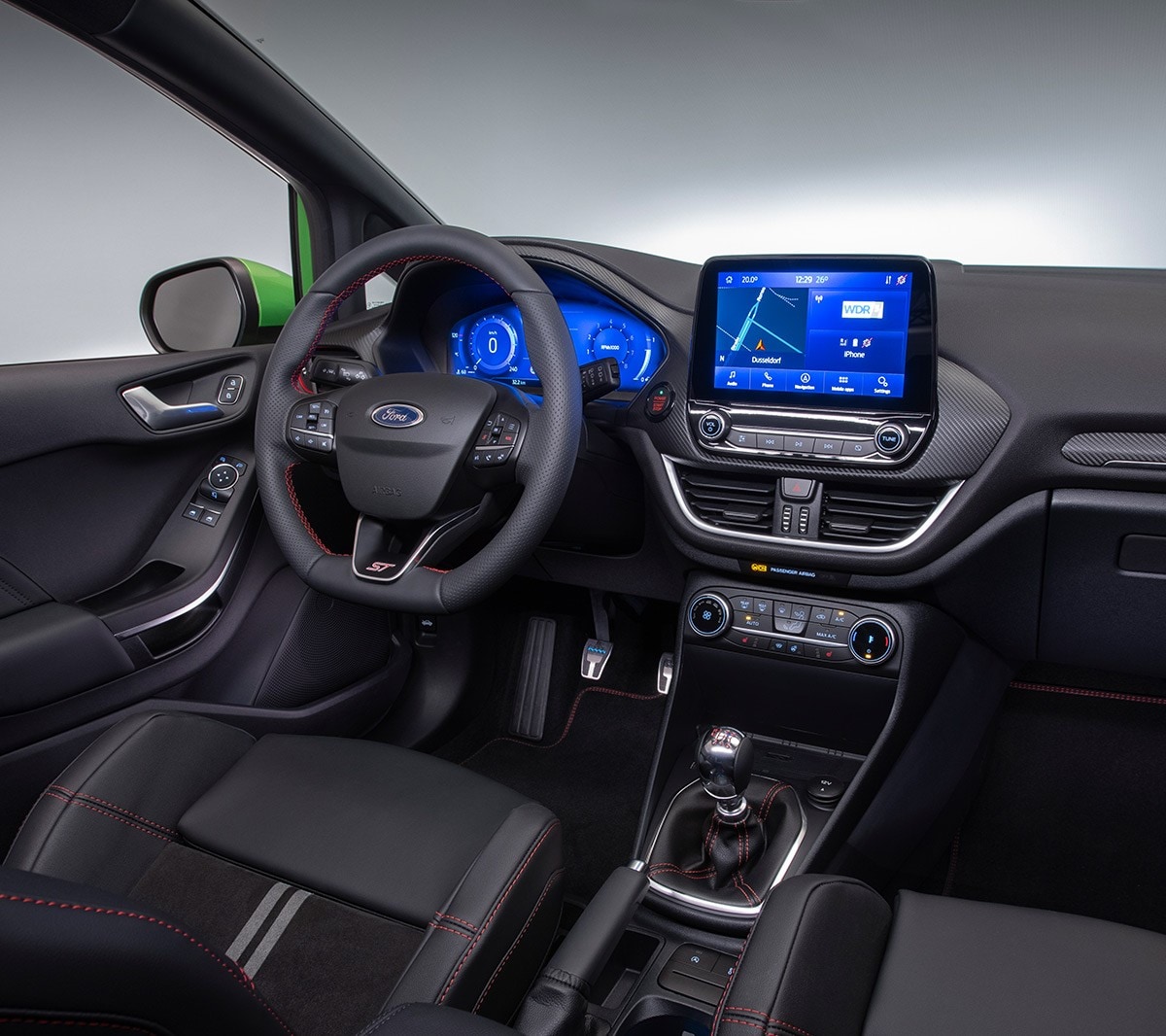 Ford Fiesta ST Innenraum. Detailansicht Cockpit mit Lenkrad, Schaltknauf und digitaler Instrumententafel.