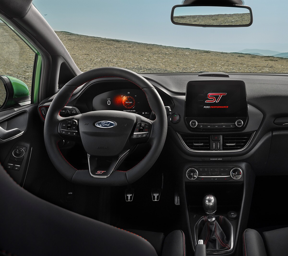 Ford Fiesta ST Innenraum. Detailansicht Cockpit mit Lenkrad, Touchscreen und digitaler Instrumententafel.