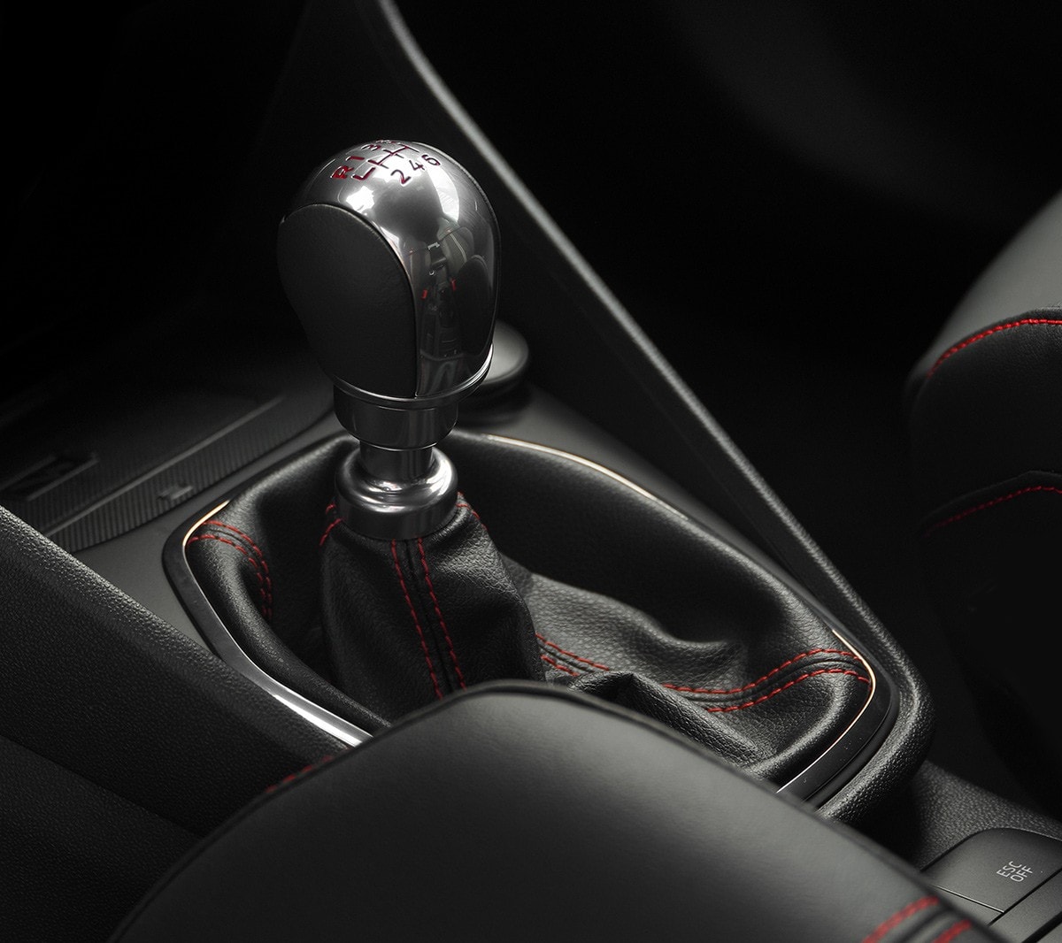 Ford Fiesta ST Innenraum. Detailansicht Schaltknauf und Lenkrad.
