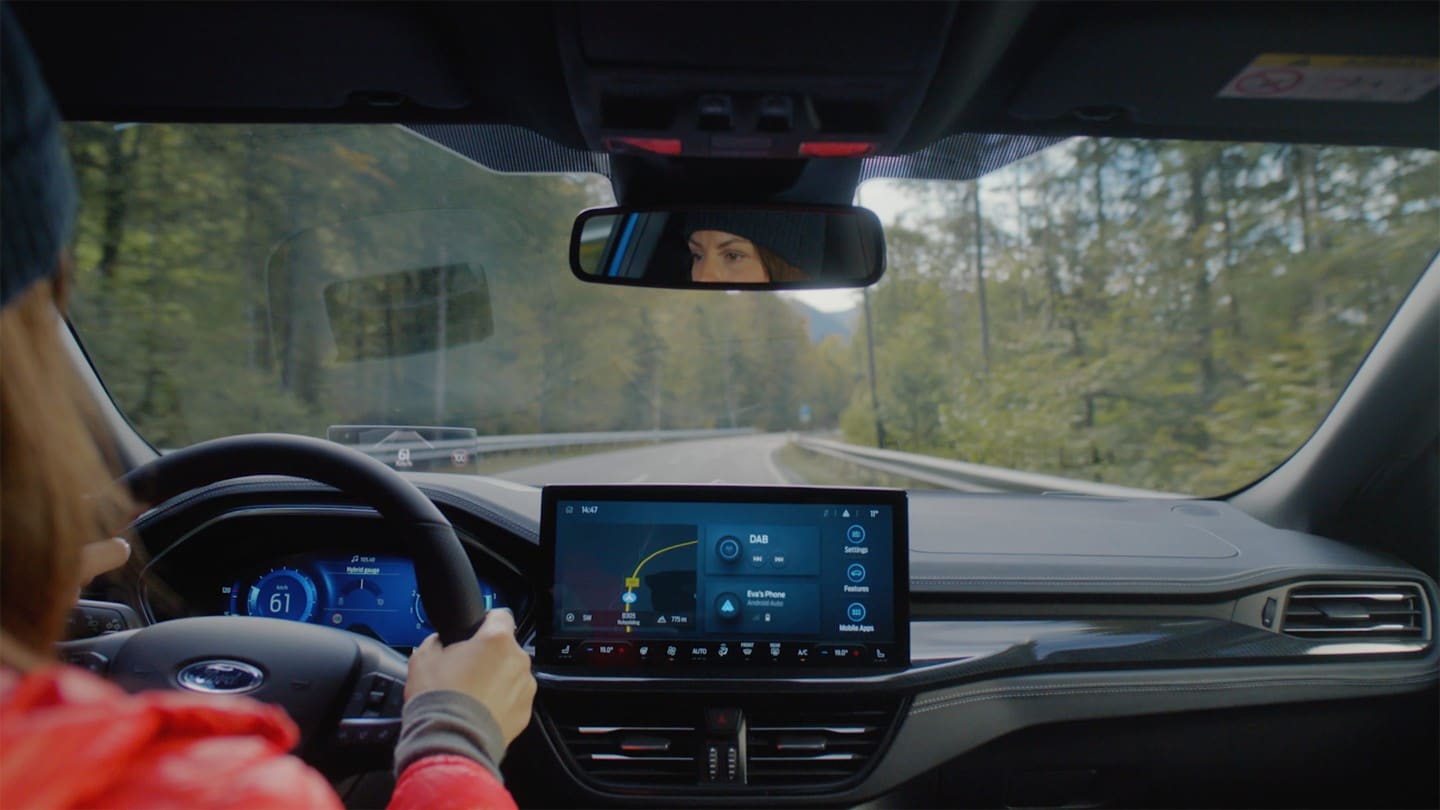 Ansicht Fahrzeuginnenraum mit Touchscreen und Visualisierung der Ford SYNC 4 Spracherkennung
