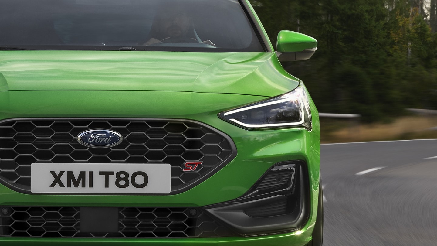 Ford Focus in Grün. Frontansicht mit Blick auf LED-Scheinwerfer