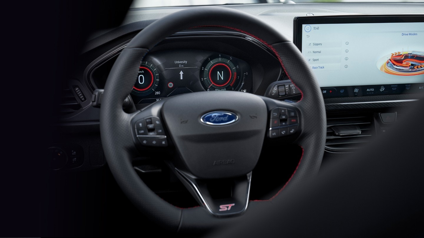 Ford Focus ST Innenraum. Detailansicht digitale Instrumententafel