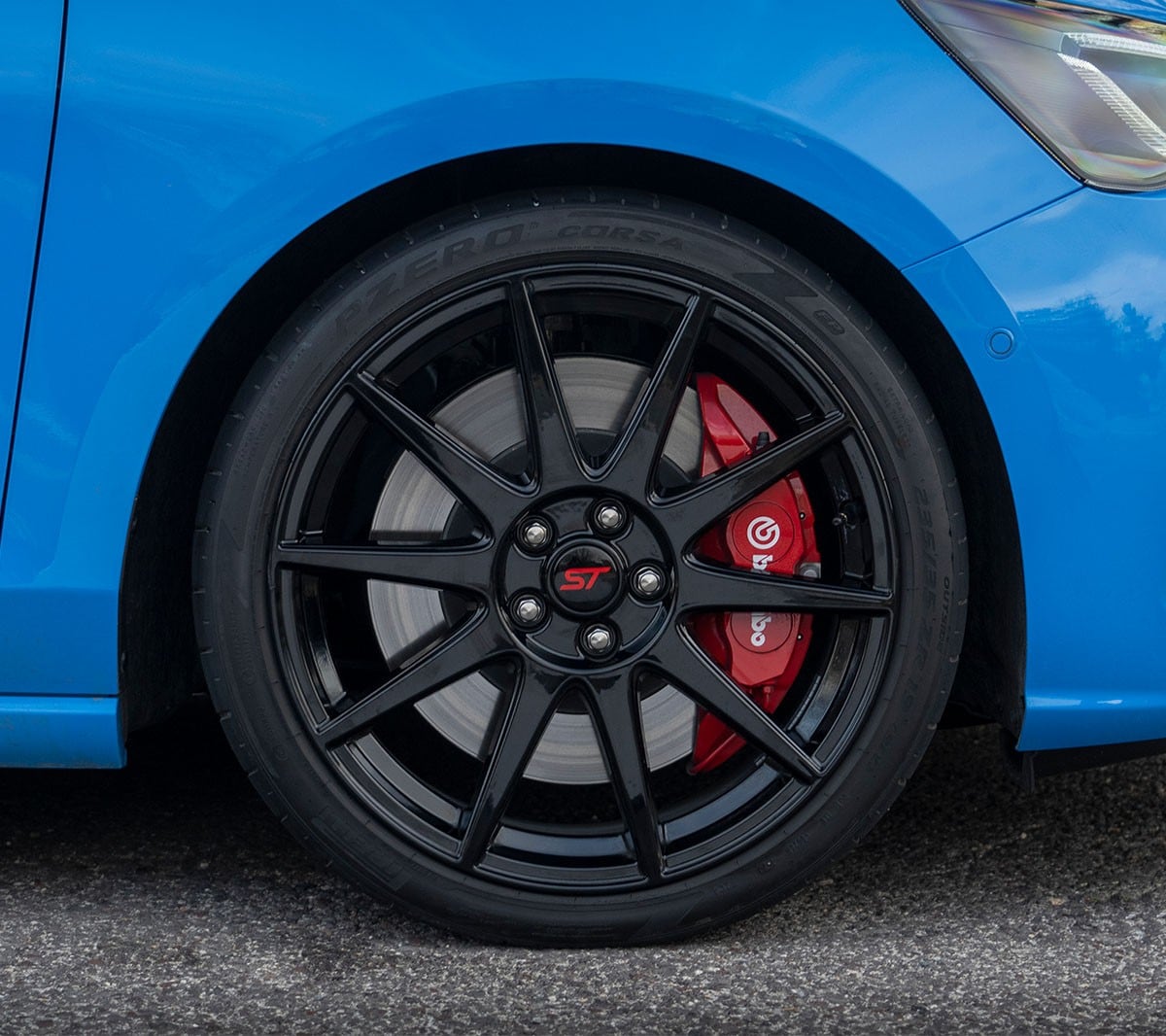 Ford Focus ST in Blau. Detailansicht der Vorderreifen.