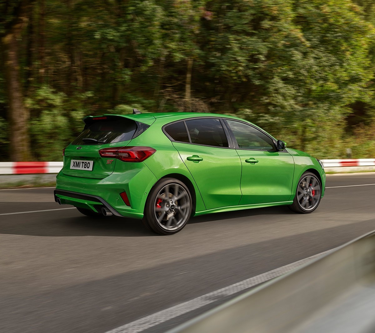 Ford Focus ST in Grün. Dreiviertelansicht, auf einer Straße fahrend.