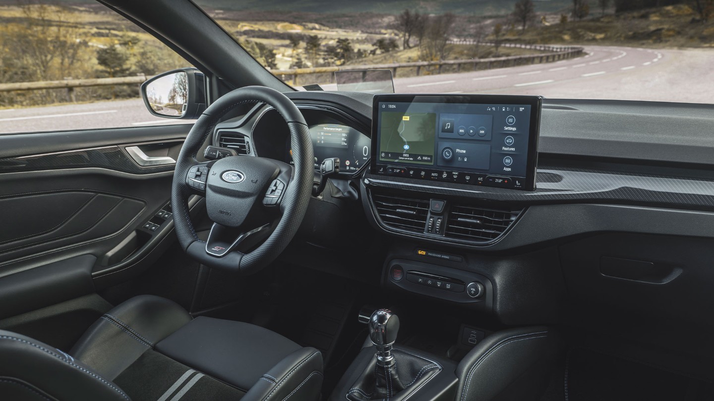 Ford Focus ST Innenraum. Ansicht auf Lenkrad und digitaler Instrumententafel. 