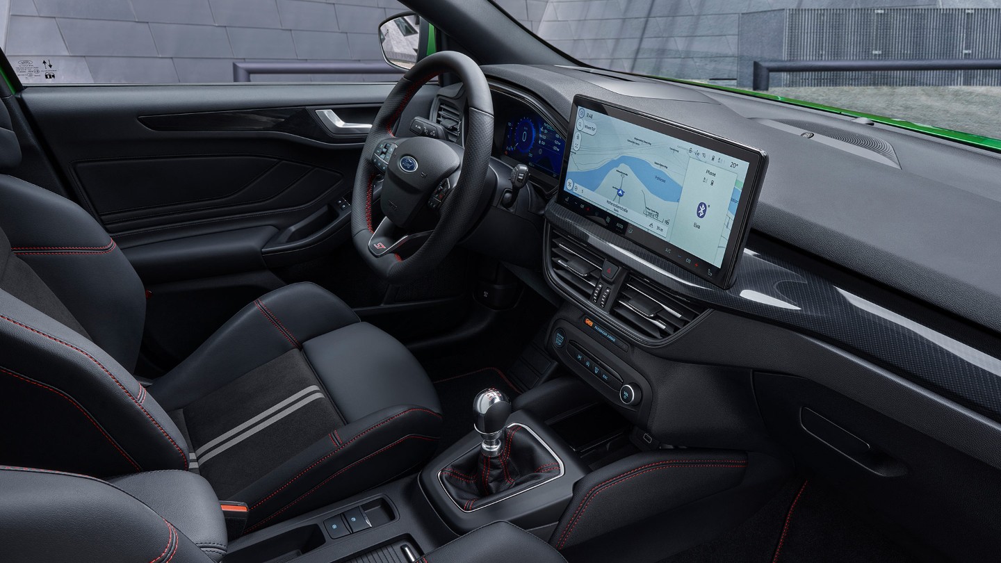 Ford Focus ST Innenraum. Detailansicht Fahrerseite mit Touchscreen