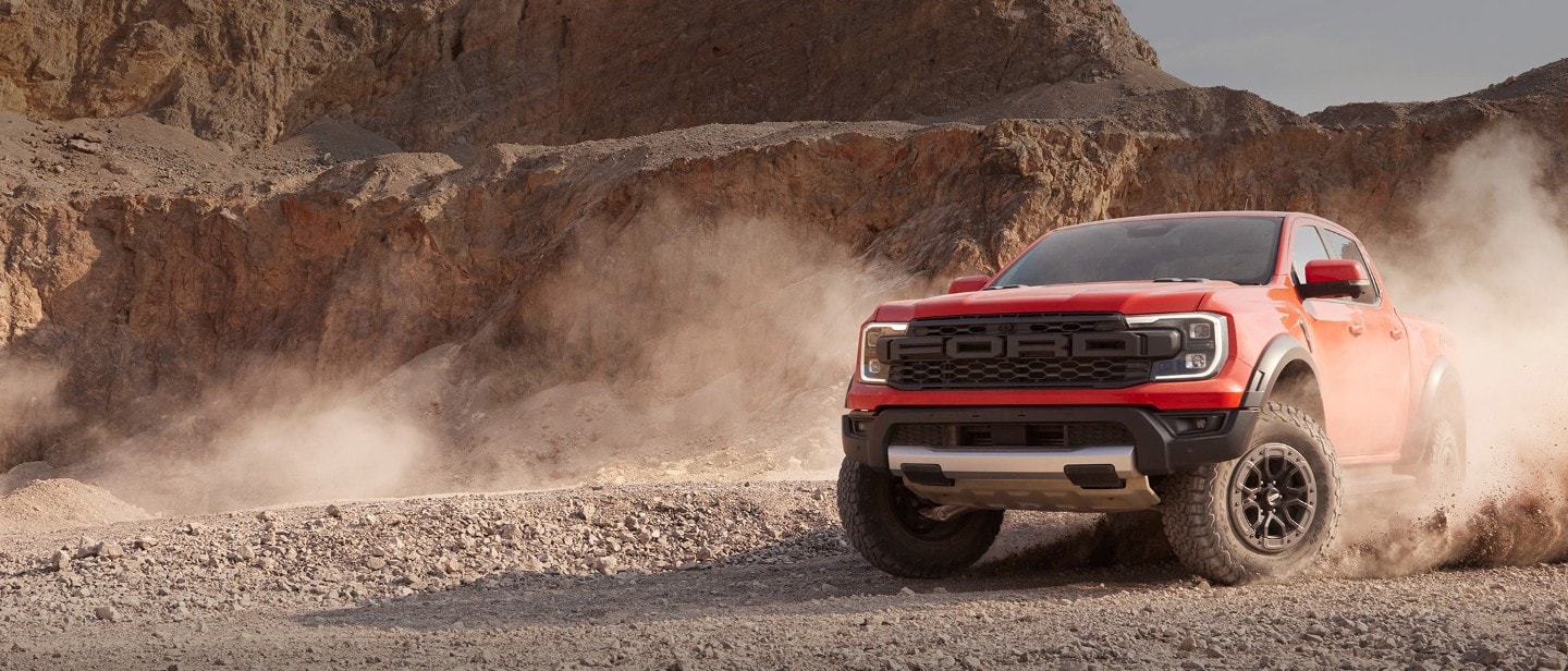 Ford Ranger Raptor in Rot. Frontansicht, auf Offroad-Gelände